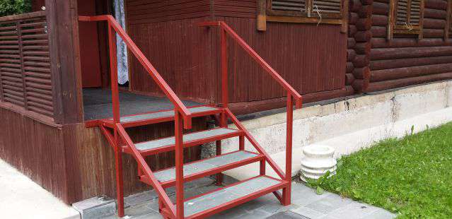 Фотография товара Металлическая лестница для входа в дачный дом