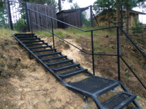 Фотография товара Металлическая лестница для спуска на даче