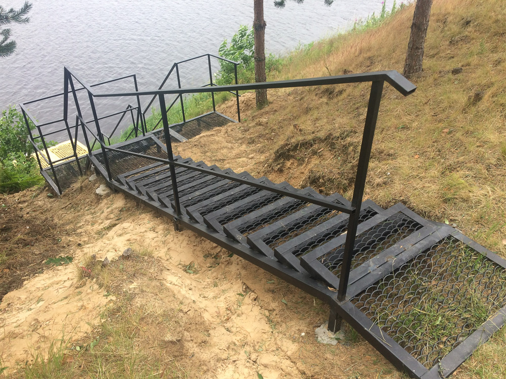 Фотография товара Металлическая лестница для спуска к реке на даче с площадкой