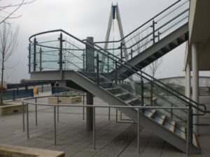 Фотография товара Уличная лестница между этажами здания со стеклянной вставкой