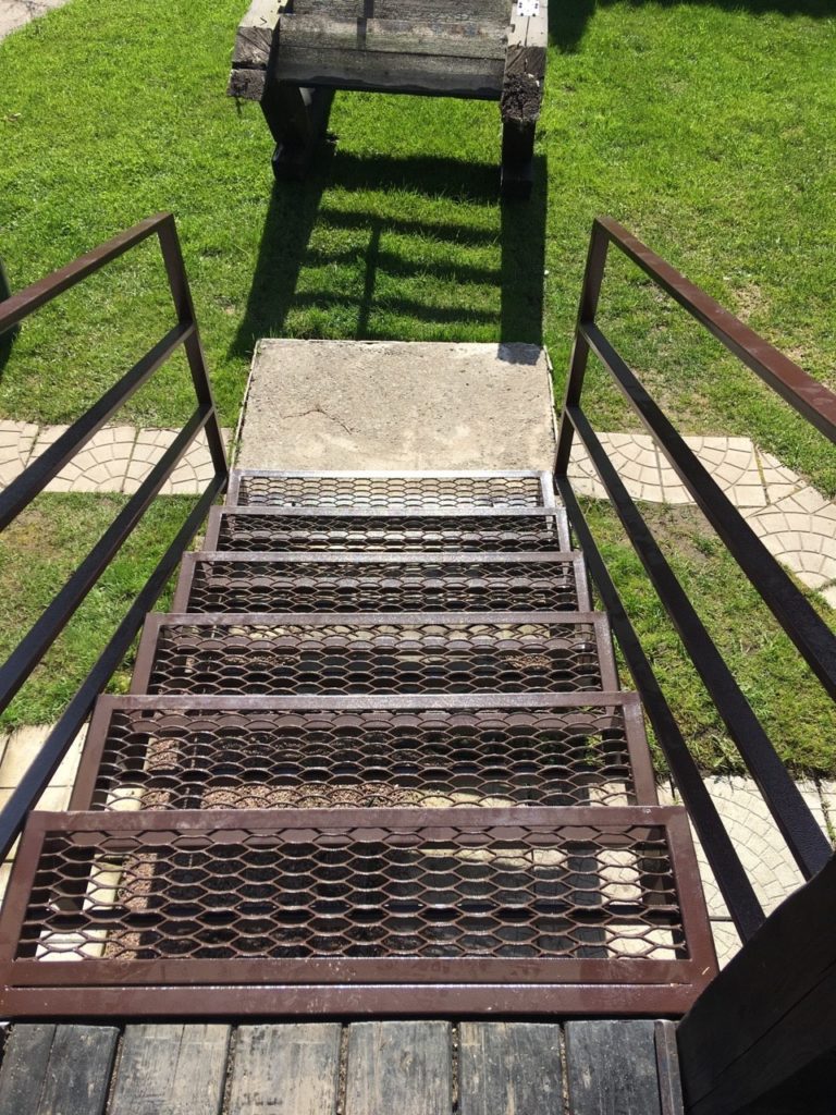 Фотография товара Металлическая лестница для входа в дом №2