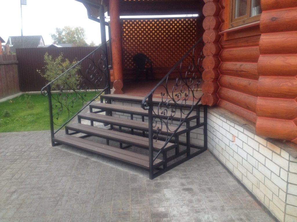 Фотография товара Лестница для крыльца из металла со ступенями из террасной доски