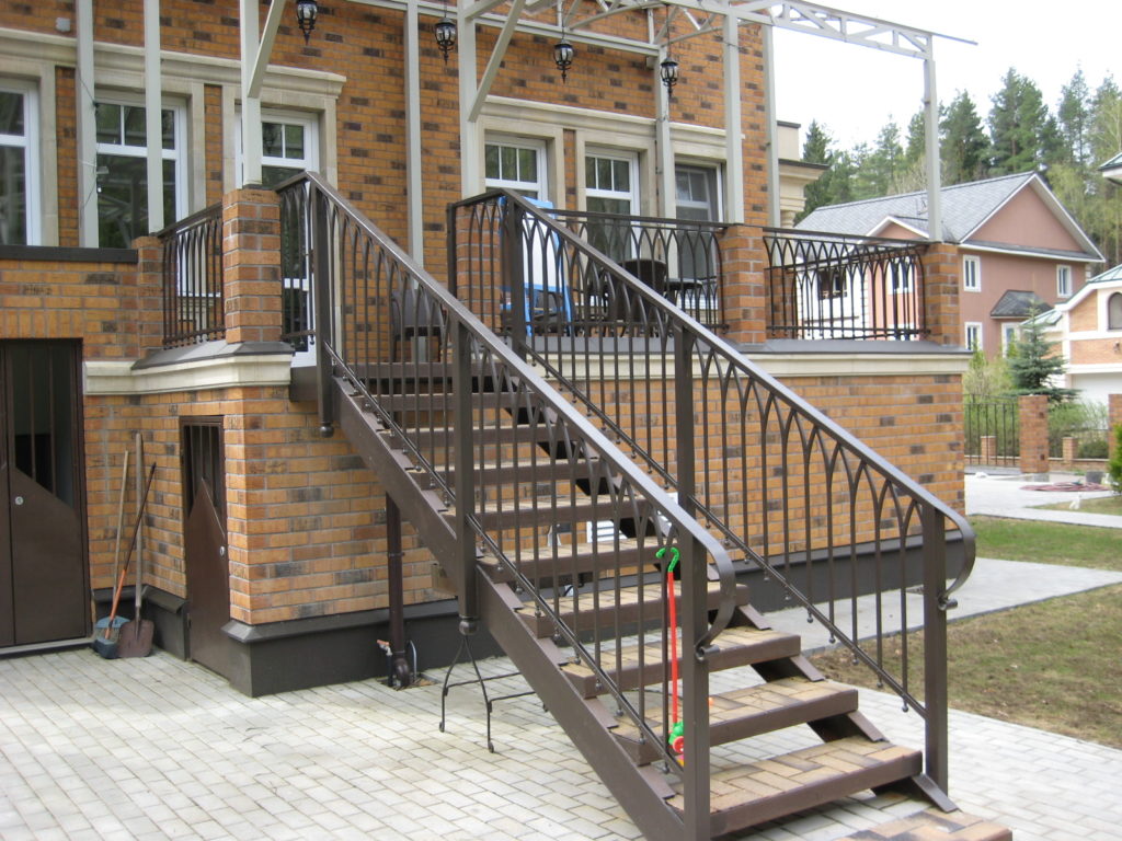 Фотография товара Красивая лестница для крыльца загородного дома