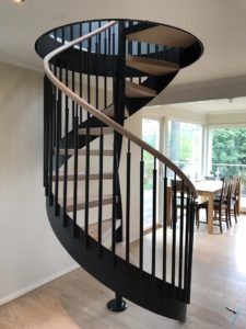 Фотография товара Винтовая металлическая лестница в доме с деревянными перилами