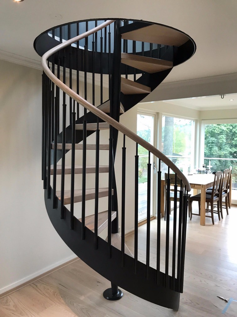 Фотография товара Винтовая металлическая лестница в доме с деревянными перилами