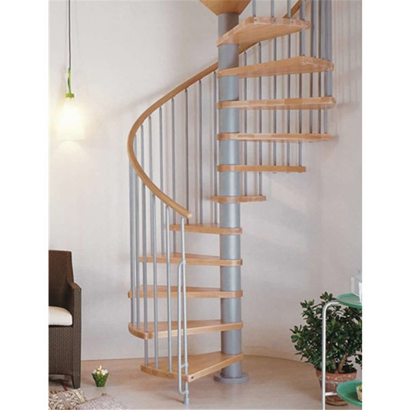 Фотография товара Винтовая металлическая лестница в доме с деревянными перилами и ступенями