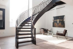Фотография товара Стильная лестница из металла для большого дома