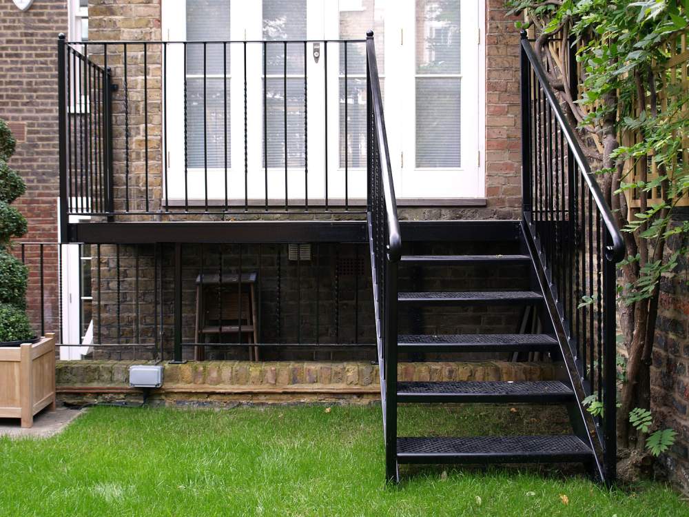 Фотография товара Лестница для крыльца загородного дома из металла