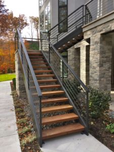 Фотография товара Уличная лестница для загородного дома из металла и дерева