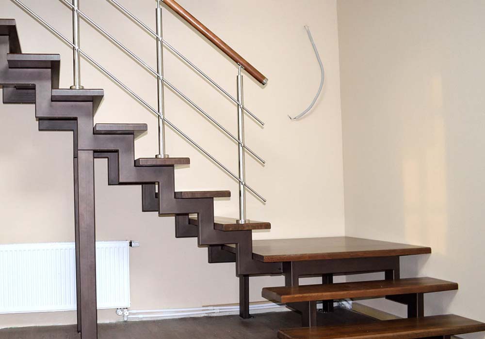 Фотография товара Металлическая лестница в доме с деревянными поручнями