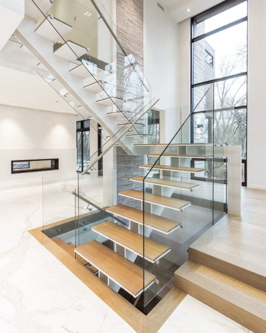 Фотография товара Лестница из металла в доме на монокосоуре со стеклянным ограждением
