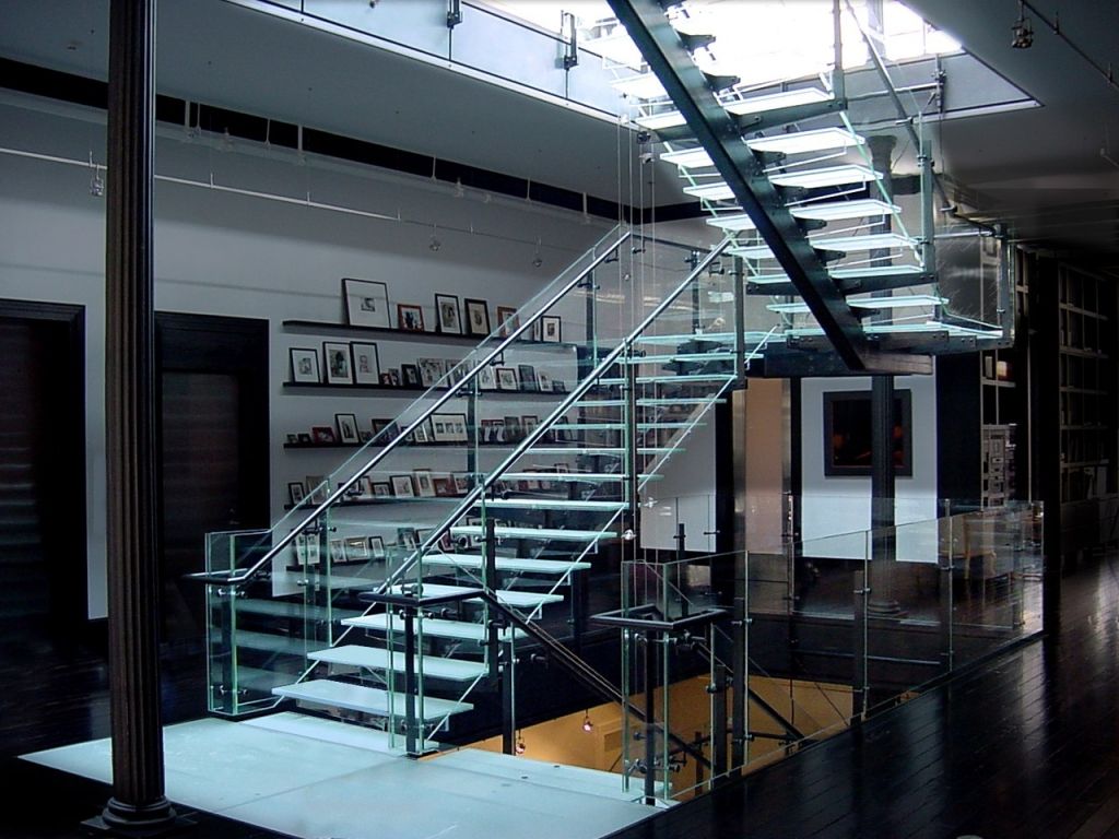 Фотография товара Лестница межэтажная со стеклянными ступенями и ограждением