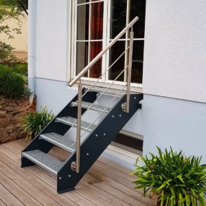 Фотография товара Лестница металлическая для входа в дом