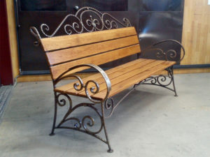 Фотография товара Кованая скамейка из металла и дерева для сквера