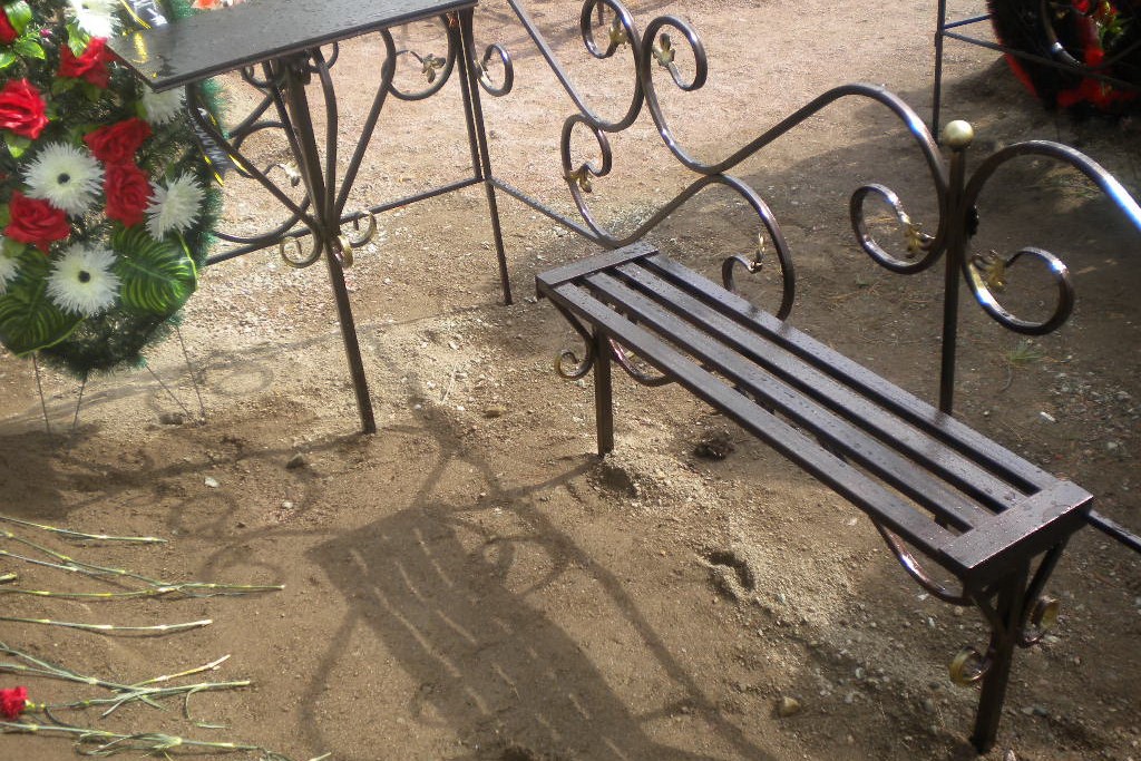 Фотография товара Скамейка из металла на кладбище