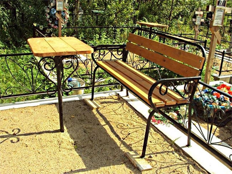Фотография товара Скамейка из металла и дерева со столом на кладбище