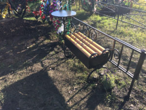 Фотография товара Маленькая скамейка из металла на кладбище