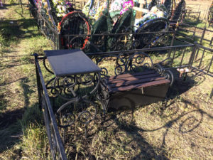 Фотография товара Кованая скамейка на кладбище