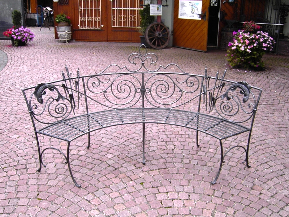 Фотография товара Полукруглая кованая скамейка из металла