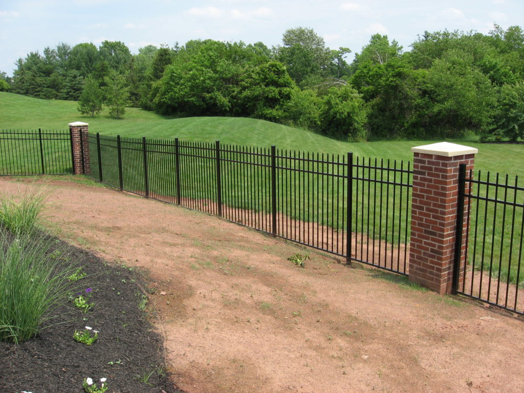Фотография товара Металлический сварной забор для кирпичных столбов для парка №3