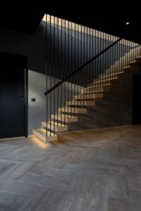 Фотография товара Металлическая лестница с деревянными ступенями